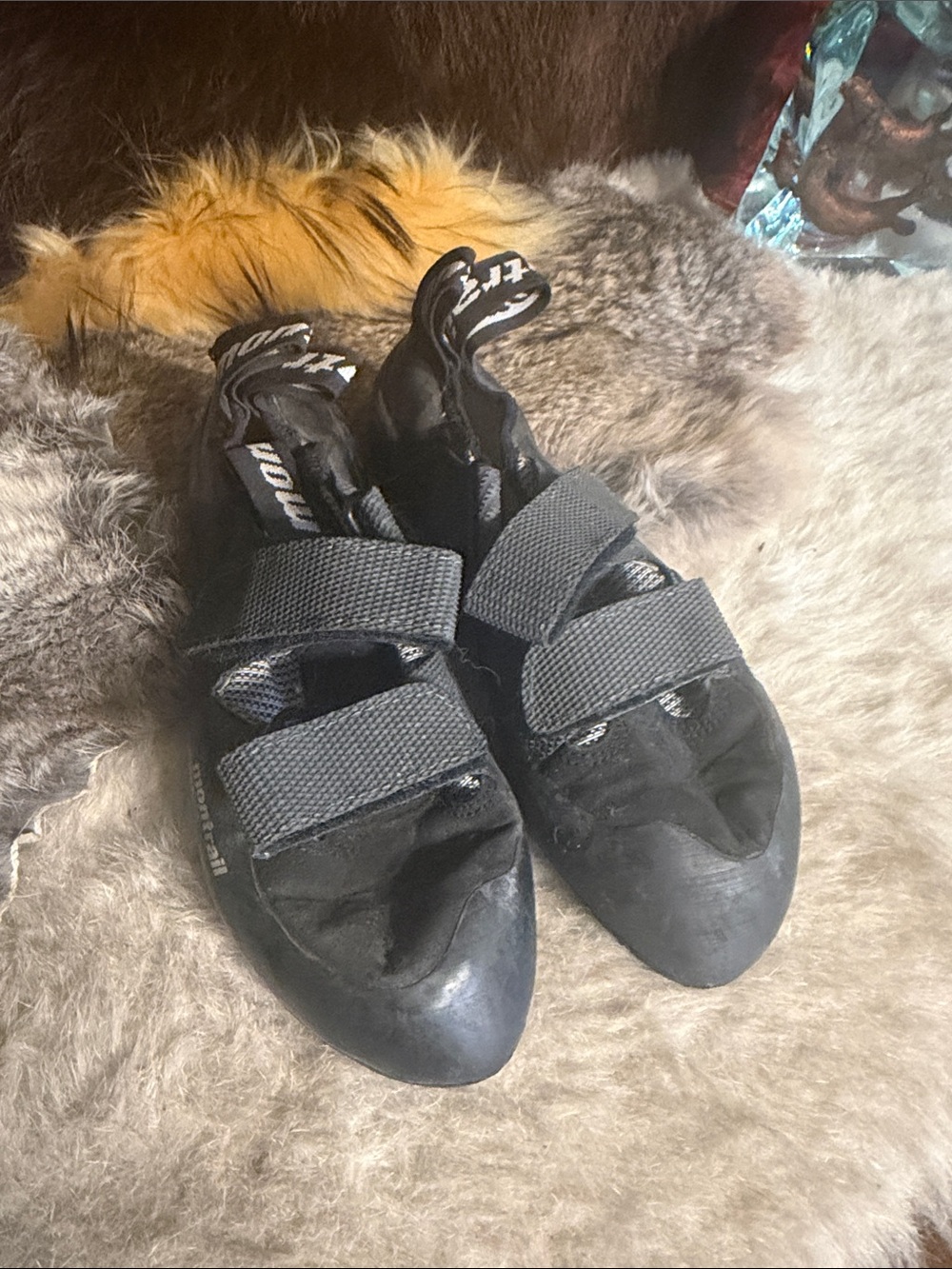 Black Women's Climbing Shoes with Hook-and-Loop Straps 6.5/37 (4080)